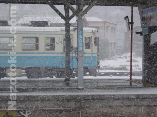雪の八幡浜駅