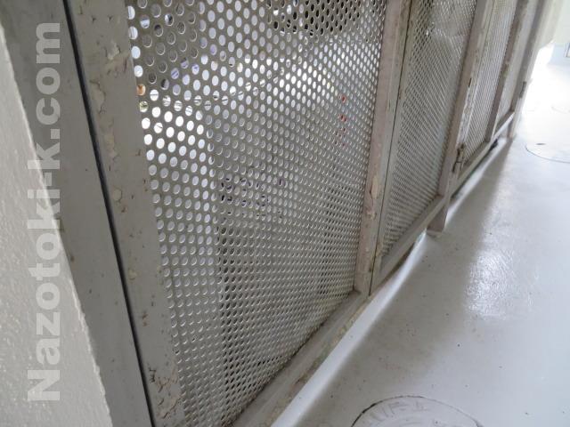 ガスボンベ置き場の錆びたスチール扉をローバルアルファで塗装