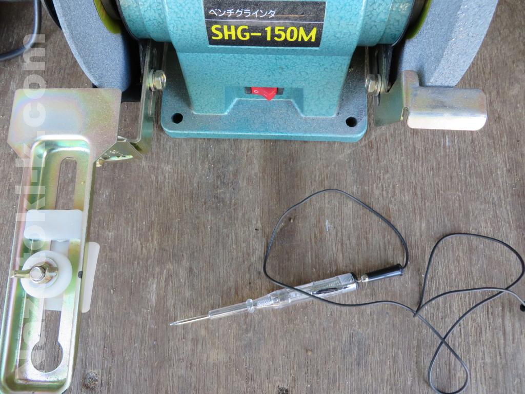 カプラーやコネクターの通電を確認するために検電テスターの先を削った
